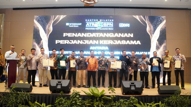 MOU-Kepala Kantor Wilayah (Kanwil) BPN Kepri, Nurus Sholichin, foto bersama seluruh Kepala Kantor Pertanahan se-Provinsi Kepulauan Riau dan para Pimpinan Cabang BRI, usai penandatanganan Perjanjian Kerja Sama (PKS). (Foto Humas).